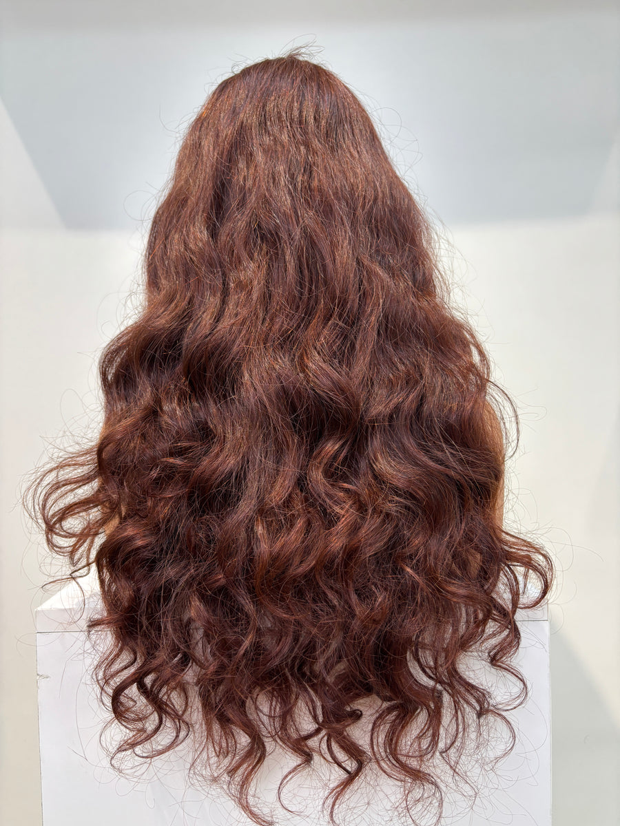 Perruque closure 2×6 en cheveux vietnamiens raw portée de face, raie au milieu